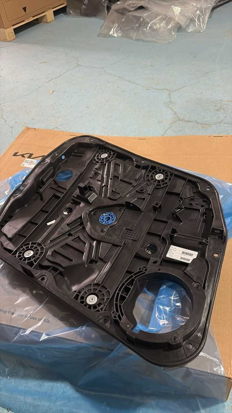82471-F1000 Mobis Kia Sportage Ön Sol Cam Kirikosu 2016-21