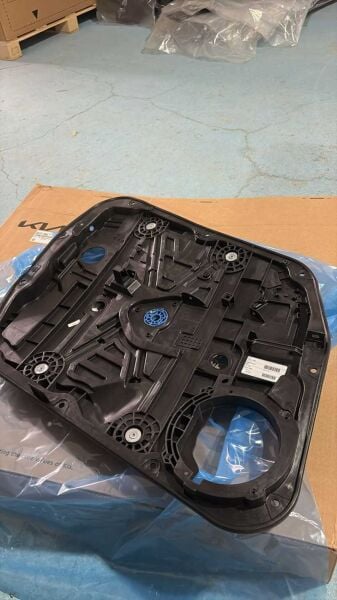 82471-F1000 Mobis Kia Sportage Ön Sol Cam Kirikosu 2016-21
